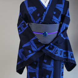 手染め型染浴衣　濃紺+青　染めのテキスタイルデザインがシックモダン　コシノジュンコ　お袖長めモアトールサイズ　裄70ｃｍ 15枚目の画像