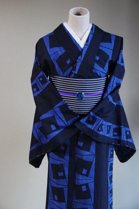 手染め型染浴衣　濃紺+青　染めのテキスタイルデザインがシックモダン　コシノジュンコ　お袖長めモアトールサイズ　裄70ｃｍ 15枚目の画像