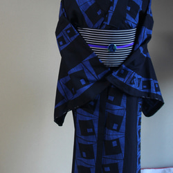 手染め型染浴衣　濃紺+青　染めのテキスタイルデザインがシックモダン　コシノジュンコ　お袖長めモアトールサイズ　裄70ｃｍ 8枚目の画像