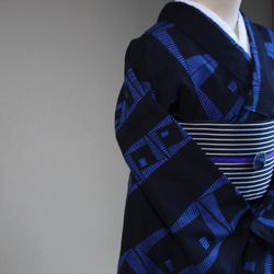手染め型染浴衣　濃紺+青　染めのテキスタイルデザインがシックモダン　コシノジュンコ　お袖長めモアトールサイズ　裄70ｃｍ 13枚目の画像