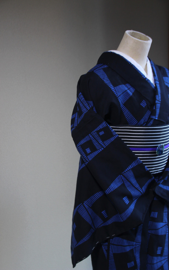 手染め型染浴衣　濃紺+青　染めのテキスタイルデザインがシックモダン　コシノジュンコ　お袖長めモアトールサイズ　裄70ｃｍ 13枚目の画像