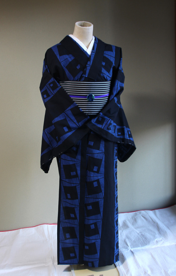 手染め型染浴衣　濃紺+青　染めのテキスタイルデザインがシックモダン　コシノジュンコ　お袖長めモアトールサイズ　裄70ｃｍ 11枚目の画像