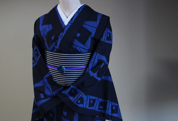 手染め型染浴衣　濃紺+青　染めのテキスタイルデザインがシックモダン　コシノジュンコ　お袖長めモアトールサイズ　裄70ｃｍ 7枚目の画像