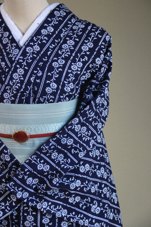 手染め型藍染浴衣　濃紺　縦に並んだ小菊のストライプ小紋柄が着姿をきれいにみせる　　お袖長めトールサイズ　裄68ｃｍ　木綿 10枚目の画像