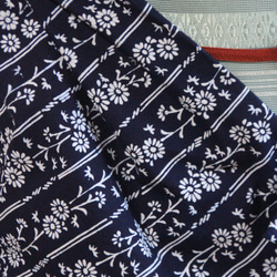 手染め型藍染浴衣　濃紺　縦に並んだ小菊のストライプ小紋柄が着姿をきれいにみせる　　お袖長めトールサイズ　裄68ｃｍ　木綿 13枚目の画像