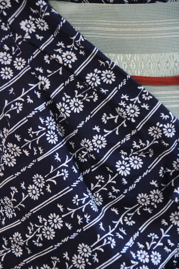 手染め型藍染浴衣　濃紺　縦に並んだ小菊のストライプ小紋柄が着姿をきれいにみせる　　お袖長めトールサイズ　裄68ｃｍ　木綿 13枚目の画像