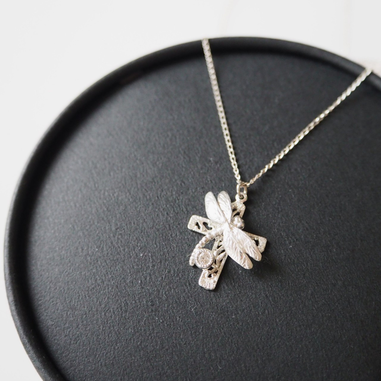 トンボとクロスモチーフのペンダント