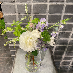 【生花】白・グリーンの花を使ったナチュラル系ブーケ 2枚目の画像
