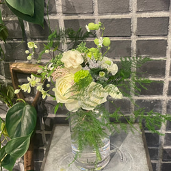 【生花】白・グリーンの花を使ったナチュラル系ブーケ 4枚目の画像
