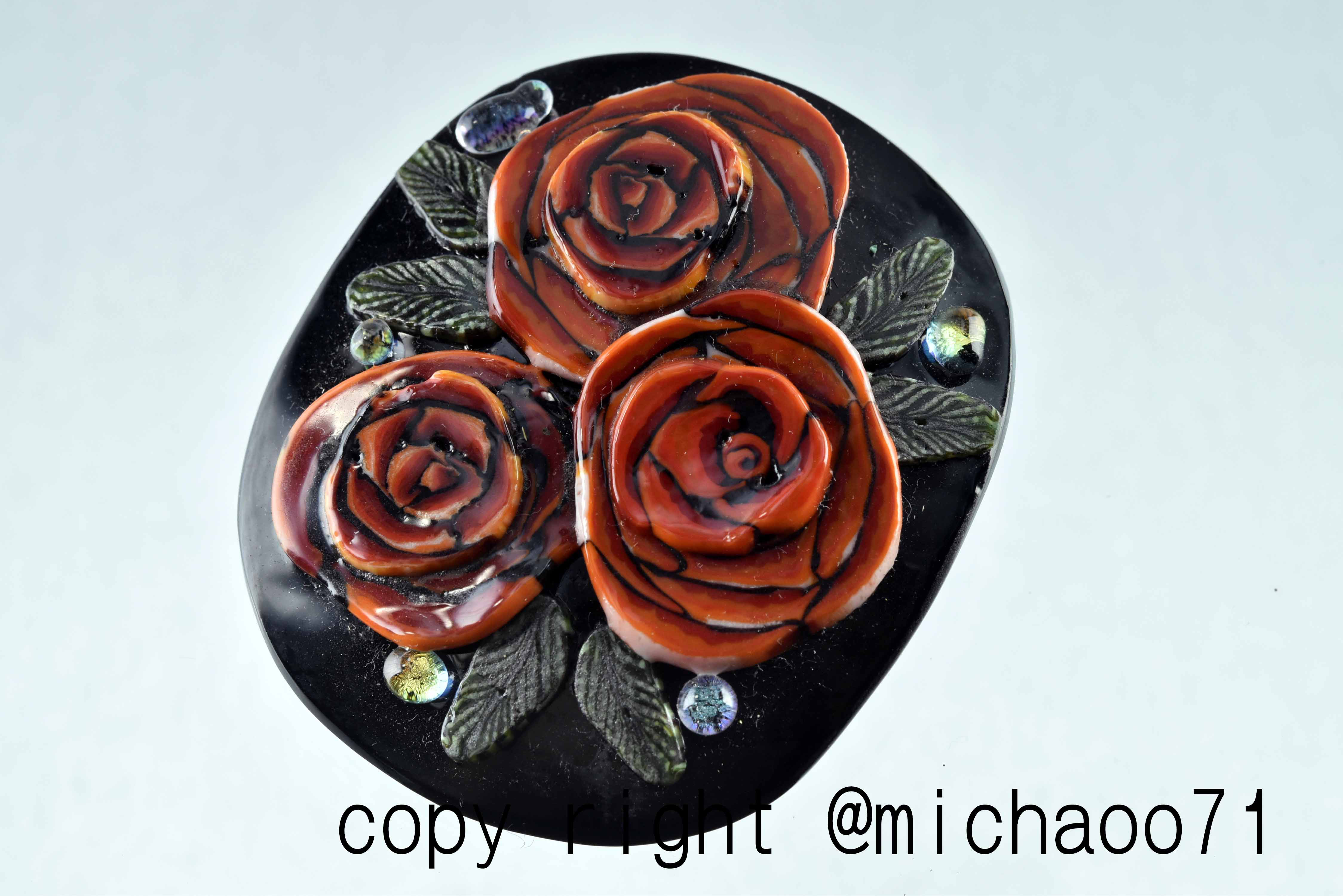 創作トンボ玉　　赤い薔薇　アートガラスのジュエリー　red roseペンダントトップ(10744-489ｙ）作家物一点物