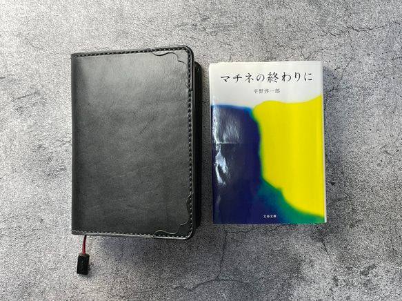 【手工縫製】黑色平裝書封面（角花裝飾）帶書籤 第8張的照片