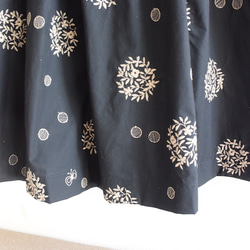 【受注制作】サークルフラワー刺繍のコットンロングスカート ブラック 7枚目の画像