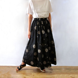 【受注制作】サークルフラワー刺繍のコットンロングスカート ブラック 2枚目の画像