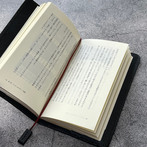 手縫】ブラック黒本革新書用ブックカバー（角花飾り）しおり付き