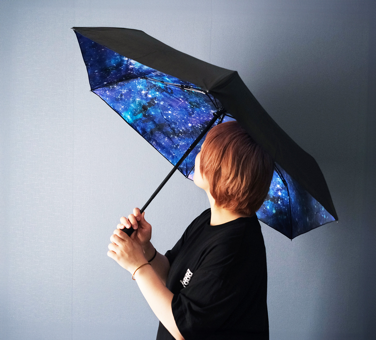 晴雨兼用、雨の中で差す星空 "星と銀河の宇宙柄" 折りたたみ傘・日傘（内側プリント・外側ブラック）