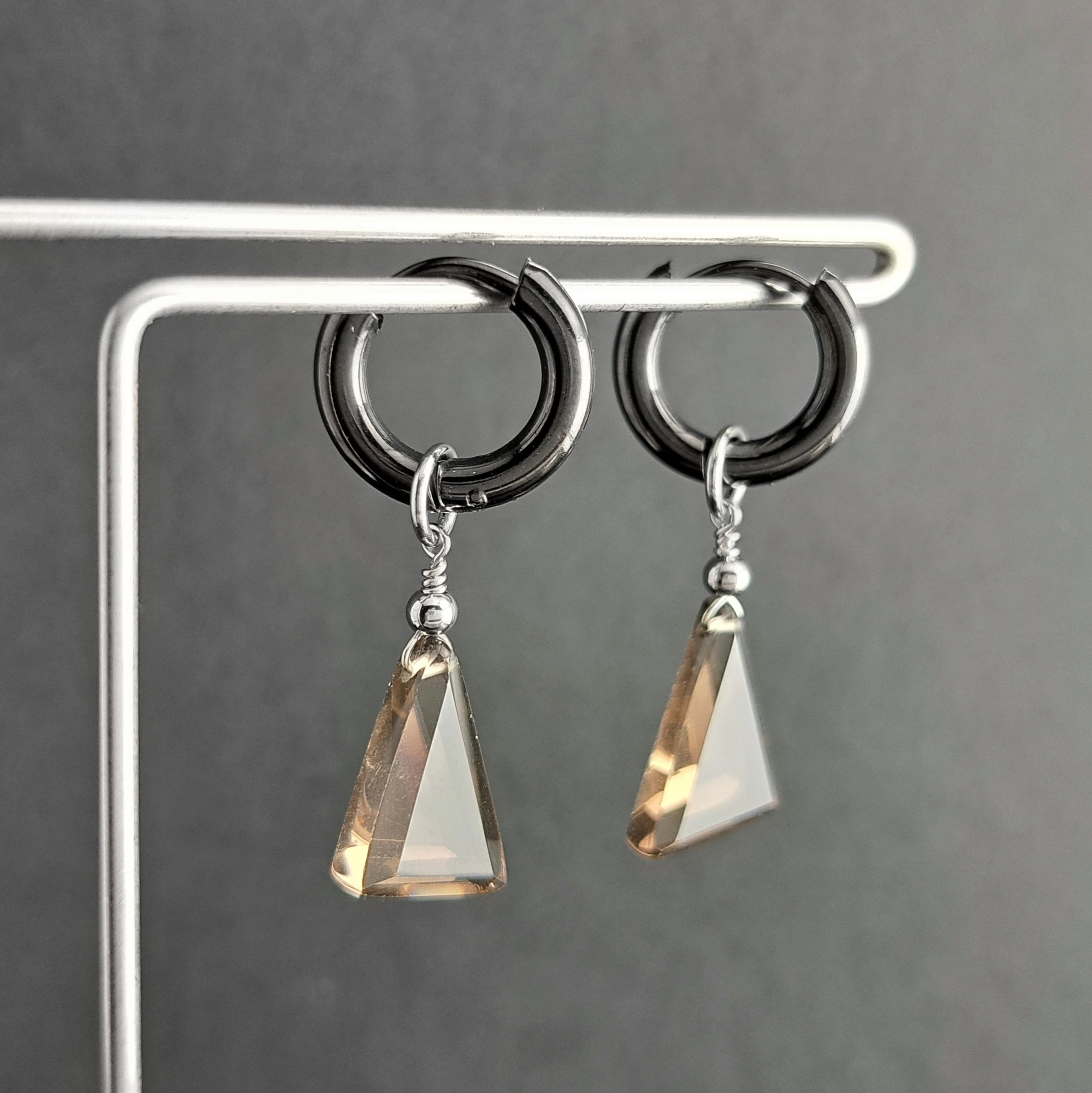 エジプト　メジェド　ピラミッド　スモーキークォーツ　ピアス　サージカルステンレス