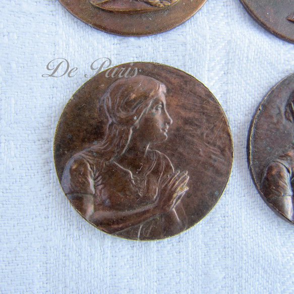 【25mm1個】兵士 女性 メダル クラフト素材 アンティーク 真鍮製 5枚目の画像