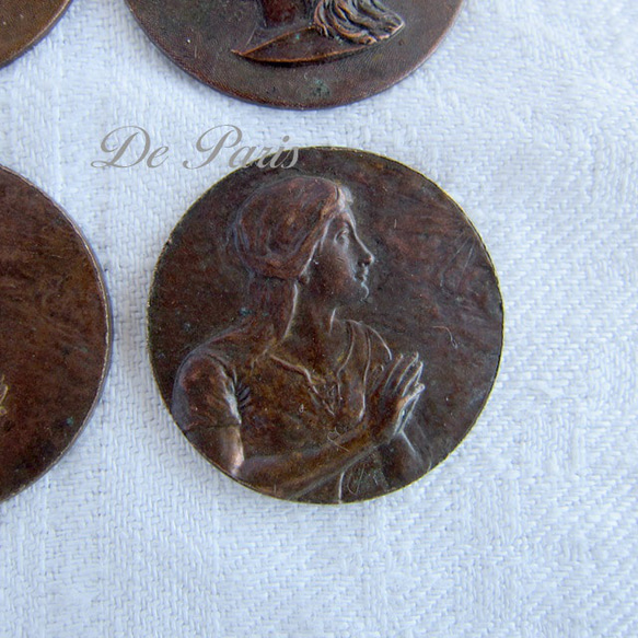 【25mm1個】兵士 女性 メダル クラフト素材 アンティーク 真鍮製 6枚目の画像