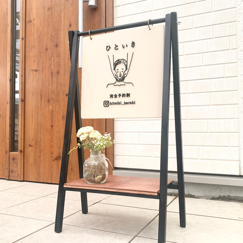 木製レトロな看板 de0556715.jpg