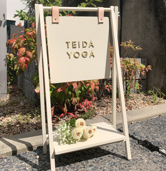 木の立体看板＊22×22cm＊台付き 