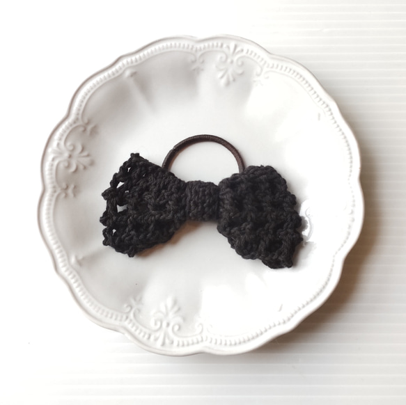 手編みのヘアゴム・ネット編みのヘアリボン・スタイリッシュカラー・選べるカラー・かぎ針編み 2枚目の画像