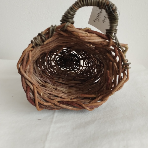 大きなバスケット　アオツヅラフジとあけびのツルかご　存在感あり　ハンドメイド 大きなバスケットアオツヅラフジとあけびのツルかご存在感あり
