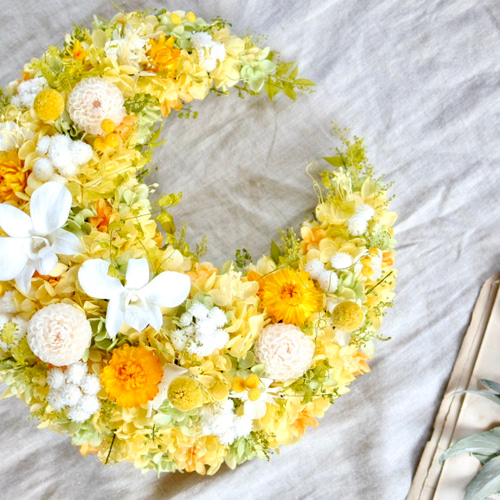 デンファレとレモンイエローの三日月リース25㎝ プリザーブドフラワー  
