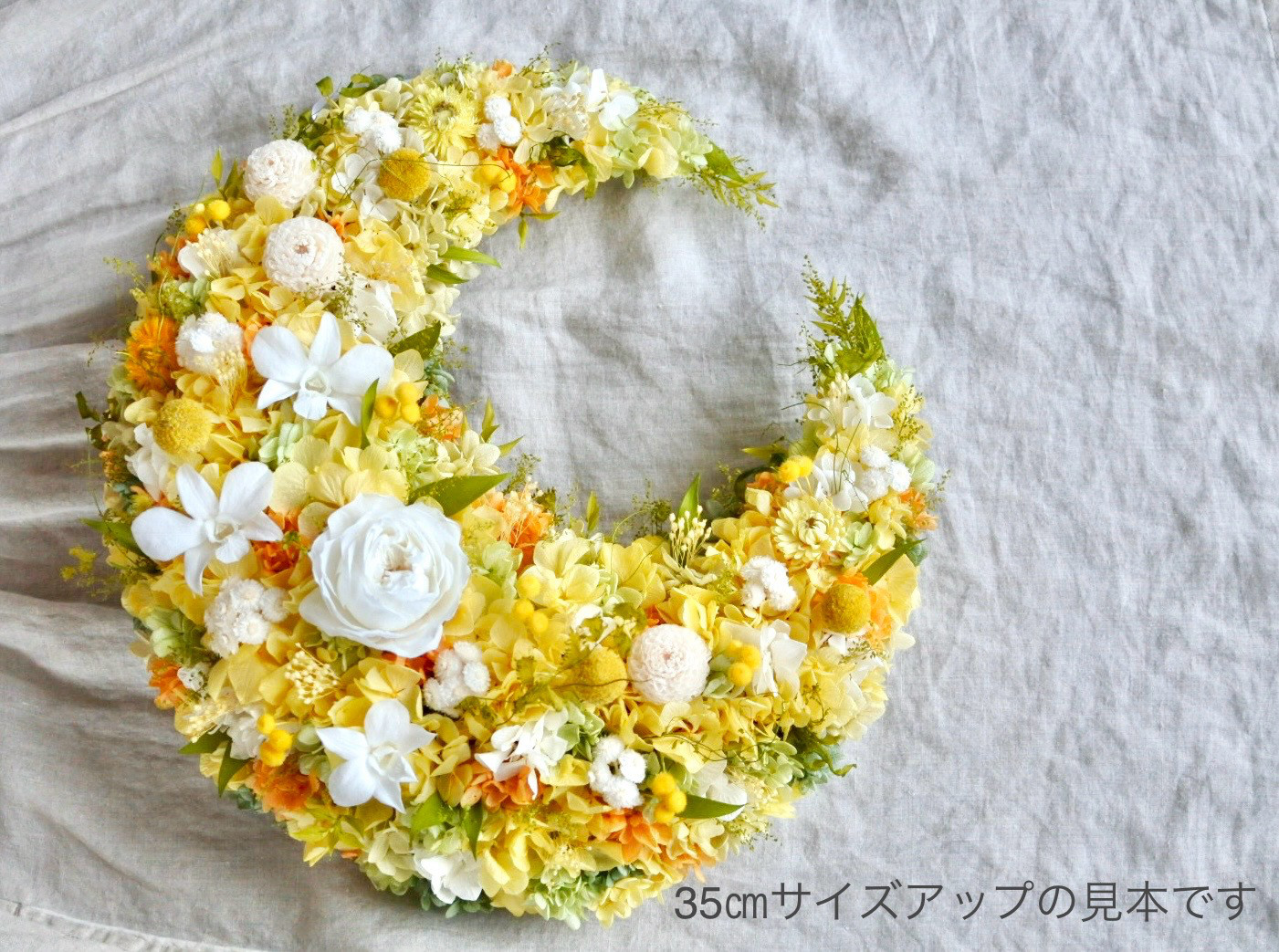 デンファレとレモンイエローの三日月リース25㎝　プリザーブドフラワー　黄色