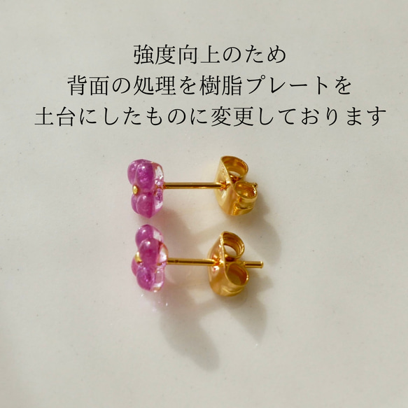 まるい天然石の小さいお花ピアス4枚花　オパール　サージカルステンレス　シンプル　クリア　虹　透明感　母の日 5枚目の画像