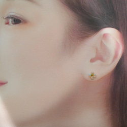 まるい天然石の小さいお花ピアス4枚花　オパール　サージカルステンレス　シンプル　クリア　虹　透明感　母の日 6枚目の画像