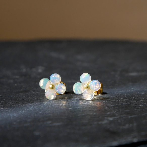 まるい天然石の小さいお花ピアス4枚花　オパール　サージカルステンレス　シンプル　クリア　虹　透明感　母の日 3枚目の画像