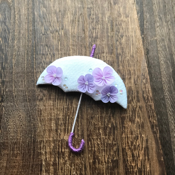 つまみ細工の紫陽花アンブレラのブローチ 梅雨 夏 ブローチ つまみ細工 