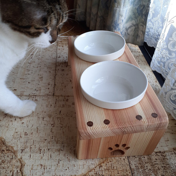 猫用食器付台　傾斜台　肉球　猫　フードボール2個　ペット用食器　フードスタンド　食事台　フードテーブル 8枚目の画像