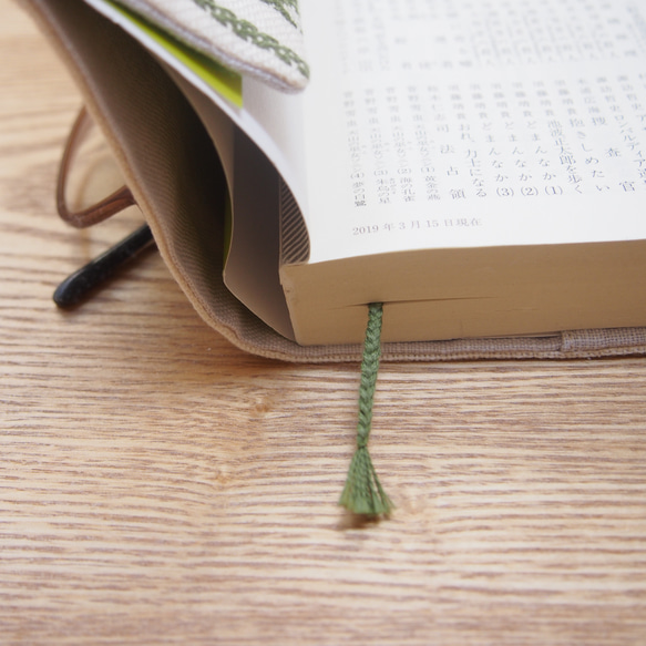 《読書タイムにイロドリを》＊こぎん刺し　文庫本ブックカバー＊しおり付き　緑✕生成り　刺繍 12枚目の画像