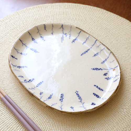 手づくり楕円形陶器皿 模様入り ラベンダー柄の絵付け楕円皿 中皿 TSUCHI-HANAKI 通販 16021112