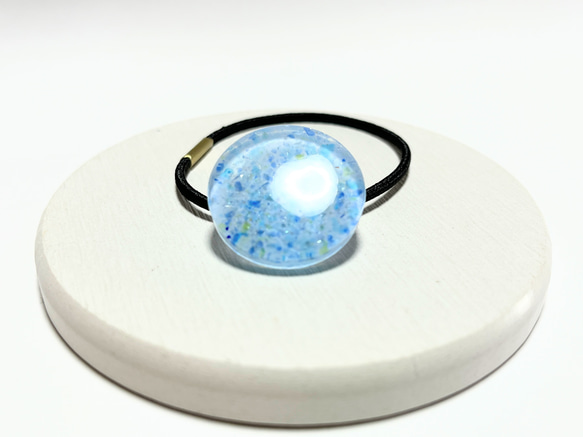琉球ガラスのアイスブルーのヘアゴム / レジン / 海 3枚目の画像
