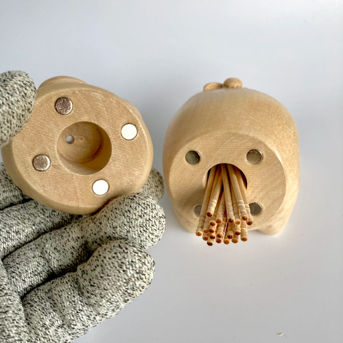 ようじが出る木彫りのブタ〈しっぽクルンタイプ〉 その他置物 ケージー