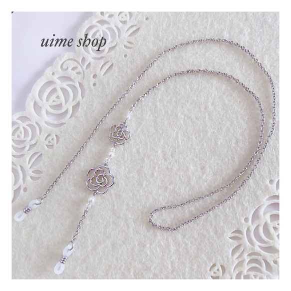 カメリアチャーム＆パールのほんのりエレガントデザインのメガネチェーン グラスコード(マスクチェーンはオプションです) 1枚目の画像