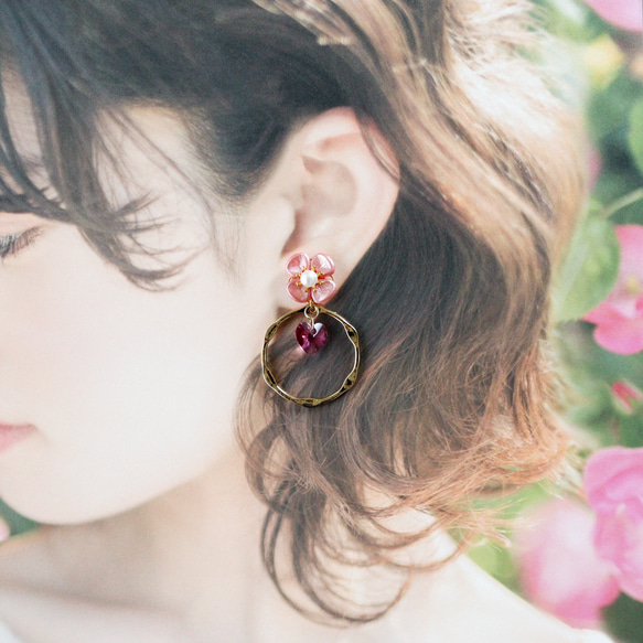 【SALE】ガーリーなお花とハートのスワロの耳飾り  ピアス イヤリング ピンク 4枚目の画像