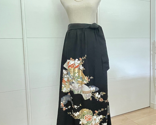 着物リメイク 黒留袖リメイク 扇面と雪輪に花々 ロングスカート 正絹