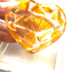 オレンジのハート型の器♡♡ドライフルーツを詰め込んだかわいい小物入れ♡そのまま飾ってもかわいい♡♡レジンのお皿、トレイ 4枚目の画像