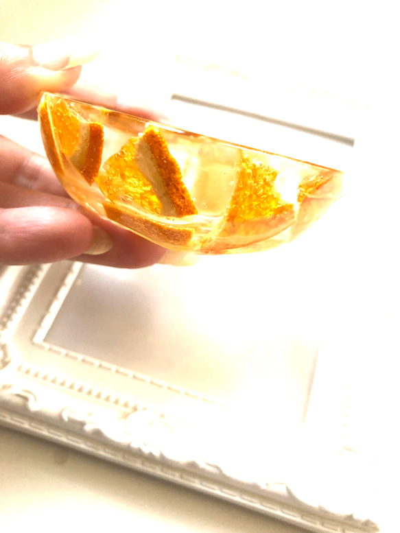 オレンジのハート型の器♡♡ドライフルーツを詰め込んだかわいい小物入れ♡そのまま飾ってもかわいい♡♡レジンのお皿、トレイ 5枚目の画像