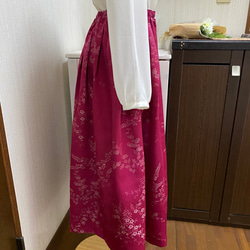 絹 着物　エンジ色の花模様　フレアスカート　着物裏ペチコート付き　着物リメイク　220 2枚目の画像