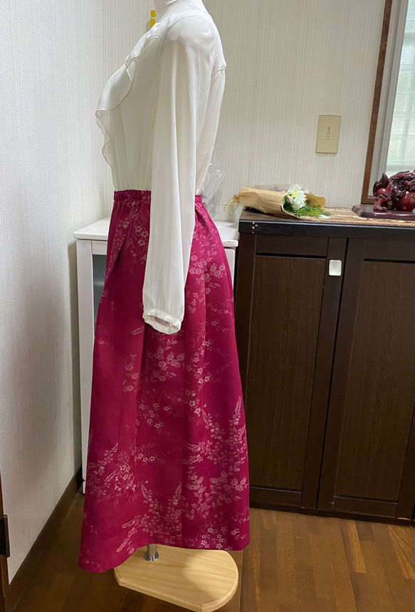 絹 着物　エンジ色の花模様　フレアスカート　着物裏ペチコート付き　着物リメイク　220 3枚目の画像