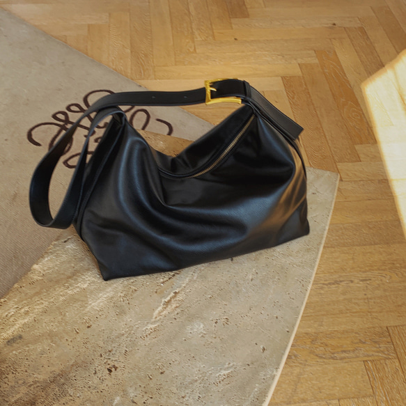 シンプルで柔らかい本革のスタイリッシュショルダーバッグレディースバッグ 4枚目の画像