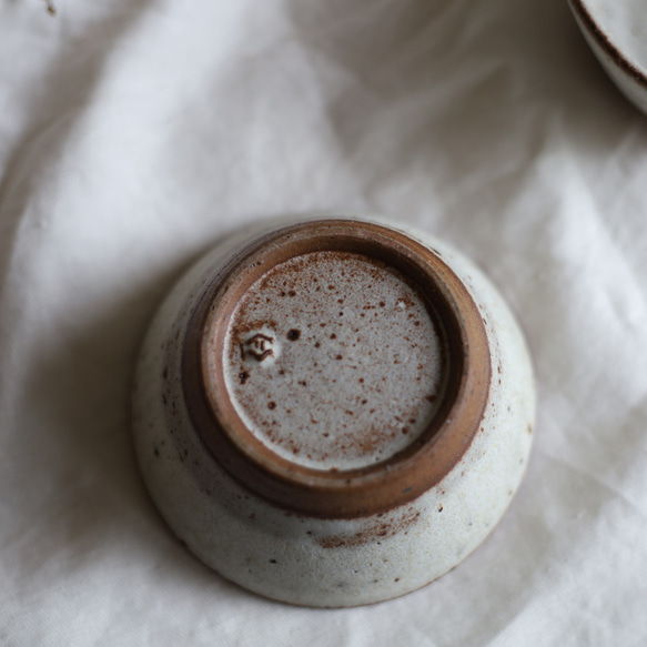 鉄粉のある　小鉢　台形　フリーカップ　乳白色　陶器 4枚目の画像