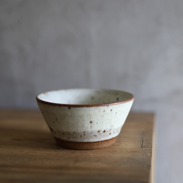 鉄粉のある　小鉢　台形　フリーカップ　乳白色　陶器 2枚目の画像