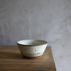 鉄粉のある　小鉢　台形　フリーカップ　乳白色　陶器 5枚目の画像