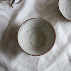 鉄粉のある　小鉢　台形　フリーカップ　乳白色　陶器 3枚目の画像