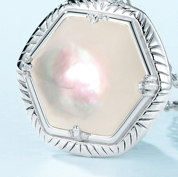 ＜受注制作＞シェルネックレス　ペンダント　プレゼント　N084